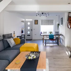 https://the-hollywood-beautiful-3-bedroom-house.cardiffhotelswales.com